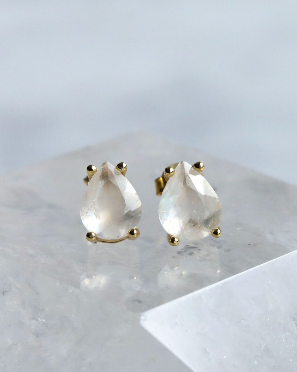 Ohrringe "Chloe" - Mondstein (Perlweiß)